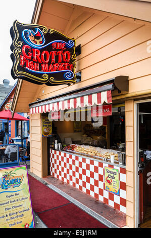 Le restaurant de fruits de mer du Marché de Poissons de grotte sur Vieux Fisherman's Wharf, Monterey, Californie, États-Unis Banque D'Images