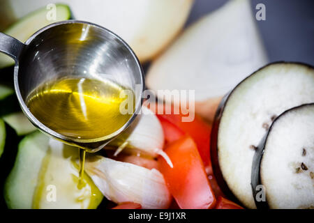 L'huile d'olive et des produits frais et la cuisine technique pour la ratatouille. Banque D'Images