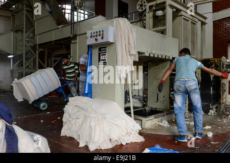 La Turquie, Adana, Pakmil d'usine d'égrenage, de transformation de coton conventionnel coton récolté, presse à balle Banque D'Images