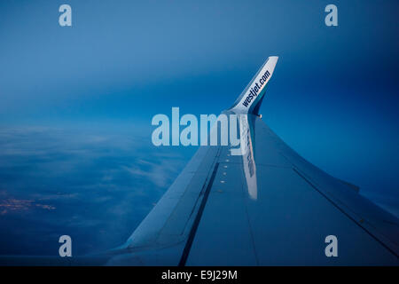 Winglet sur un Boeing 737-800 de westjet avion volant au-dessus du Canada. Les dérives augmenter la vie, améliorer le rendement du carburant et la baisse e Banque D'Images