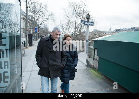 Un couple en train de marcher le long des rues de Paris Banque D'Images