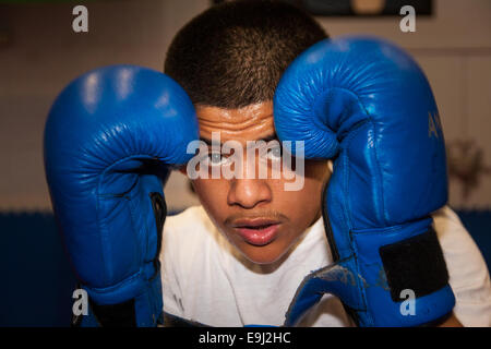 Londres, Royaume-Uni. 28 octobre, 2014. Le maire de Londres, Boris Johnson, les visites d'une session de formation à la lutte pour la paix Academy à Newham. Lutte pour la paix utilise la boxe et arts martiaux combiné à l'éducation et de développement personnel pour réaliser le potentiel des jeunes dans l'arrondissement au risque de la criminalité et de la violence. D'abord établi à Rio en 2000 par Luke Dowdney MBE, il a été reproduit dans Newham en 2007. Il s'étend maintenant à l'échelle mondiale et a commencé le déploiement de l'ensemble du Royaume-Uni. Sur la photo : un jeune homme combat avec l'appareil photo à lutter pour la paix. Crédit : Paul Davey/Alamy Live News Banque D'Images