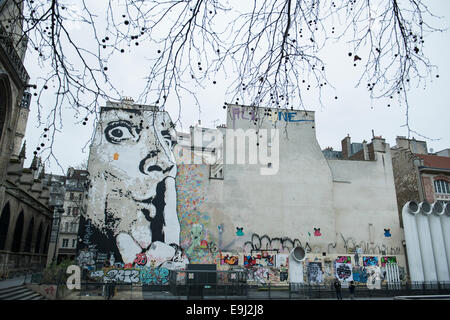 Un grand morceau d'art urbain sur le côté d'un immeuble à Paris près de centre pompidou Banque D'Images