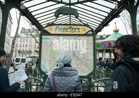 Une femme dans un lit la carte train hat en dehors d'une station de métro de Paris Banque D'Images