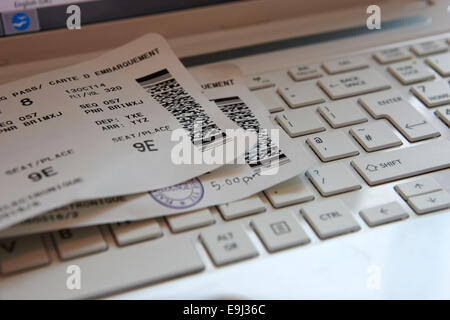 Les cartes d'embarquement et d'un ordinateur portatif dans le salon d'affaires de l'aéroport au Canada Banque D'Images