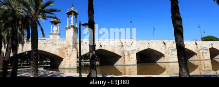 L'été, Puente del Mar, pont Vieux pont (Puente del Mar) sur la rivière Turia, la ville de Valence, Espagne, Europe Banque D'Images