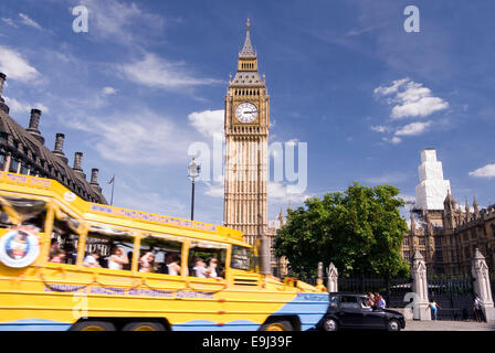 Londres 20 Aug 2013 : Jaune London Duck Tour bus amphibie passant devant Big Ben sur un après-midi ensoleillé Banque D'Images