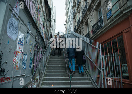 Le long escalier qui monte à Montmartre destination touristique à Paris, France Banque D'Images