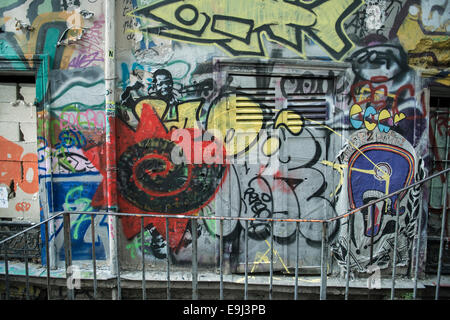 L'art de rue, graffiti vandalisme sur le côté des bâtiments et du mobilier urbain, à paris Banque D'Images