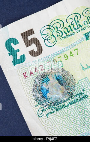 Close up d'un vieux livre sterling 5 remarque. England UK Banque D'Images