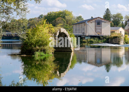 Ruines de vieux pont pont romain arch reflète dans les eaux calmes de la rivière Le Doubs, Dole, Jura, Franche-Comté, France, Europe Banque D'Images