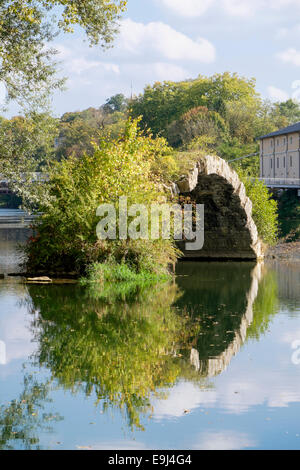 Ruines de vieux pont pont romain arch reflète dans les eaux calmes de la rivière Le Doubs, Dole, Jura, Franche-Comté, France, Europe Banque D'Images