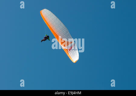 Parachute contre fond de ciel bleu Banque D'Images