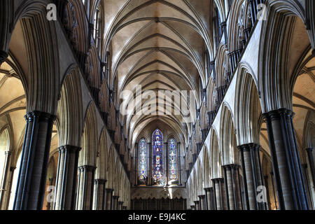 Vue de l'intérieur du 13e siècle, la cathédrale de Salisbury, Salisbury, Wiltshire County ville, England, UK Banque D'Images