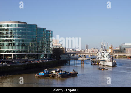 More London Place (à gauche) et le HMS Belfast (à droite) vu de Tower Bridge à Londres, Angleterre. Banque D'Images