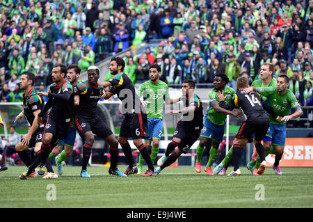 Le 25 octobre 2014. .Seattle Sounders FC et Los Angeles Galaxy joueurs lutte pour la position avant un coup franc à CenturyLink Field à Seattle, WA.. .Seattle Sounders FC bat Los Angeles Galaxy 2 - 0.George Holland / Cal Sport Media. Banque D'Images