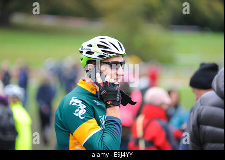 Concurrent dans une course de cyclocross au téléphone Banque D'Images