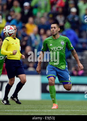 Le 25 octobre 2014. Seattle Sounders FC avant que Clint Dempsey # 2 en action contre les Los Angeles Galaxy à CenturyLink Field à Seattle, WA. Seattle Sounders FC bat Los Angeles Galaxy 2 - 0.George Holland/Cal Sport Media. Banque D'Images