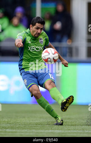 Le 25 octobre 2014. Seattle Sounders FC defender Leo Gonzalez # 12 en action contre les Los Angeles Galaxy à CenturyLink Field à Seattle, WA. Seattle Sounders FC bat Los Angeles Galaxy 2 - 0.George Holland/Cal Sport Media. Banque D'Images