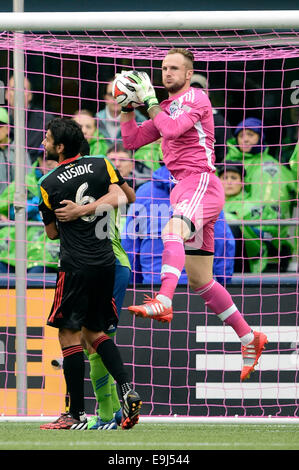 Le 25 octobre 2014. Seattle Sounders FC gardien Stefan Frei # 24 en action contre les Los Angeles Galaxy à CenturyLink Field à Seattle, WA. Seattle Sounders FC bat Los Angeles Galaxy 2 - 0.George Holland/Cal Sport Media. Banque D'Images