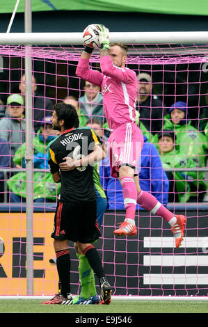 Le 25 octobre 2014. Seattle Sounders FC gardien Stefan Frei # 24 en action contre les Los Angeles Galaxy à CenturyLink Field à Seattle, WA. Seattle Sounders FC bat Los Angeles Galaxy 2 - 0.George Holland/Cal Sport Media Banque D'Images