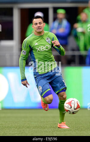 Le 25 octobre 2014. Le milieu de Seattle Sounders FC Marco Pappa # 10 en action contre les Los Angeles Galaxy à CenturyLink Field à Seattle, WA. Seattle Sounders FC bat Los Angeles Galaxy 2 - 0.George Holland/Cal Sport Media Banque D'Images