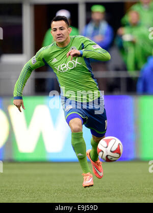 Le 25 octobre 2014. Le milieu de Seattle Sounders FC Marco Pappa # 10 en action contre les Los Angeles Galaxy à CenturyLink Field à Seattle, WA. Seattle Sounders FC bat Los Angeles Galaxy 2 - 0.George Holland/Cal Sport Media Banque D'Images