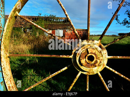 Un bâtiment de ferme abandonnée avec la porte faite de roues de chariot. Octobre, 2014. John Robertson Photo Banque D'Images