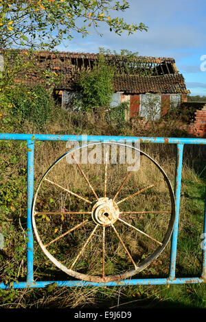 Un bâtiment de ferme abandonnée avec la porte faite de roues de chariot. Octobre, 2014. John Robertson Photo Banque D'Images