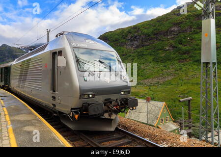 EL 18 de classe se trouve à Myrdal Gare prêt à retourner à Flåm le long de la Flåmsbana Banque D'Images