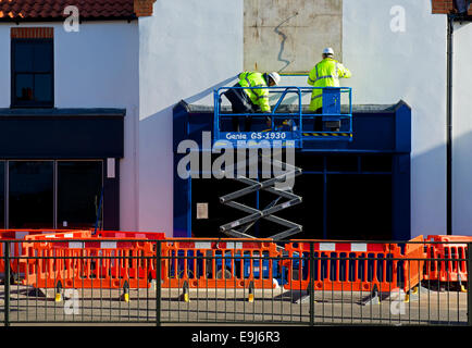 Deux hommes debout sur cherry picker Banque D'Images