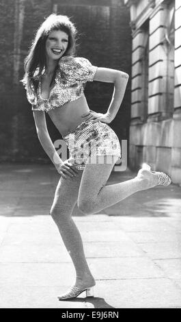 London, UK, UK. Apr 21, 1971. Lune modèle 'porte' Razzamatazz puff multicolore petit haut top avec short pour la designer Mary Quant's Ginger Group et tricots pour montrer les collections Automne-hiver à Londres. Image recadrée. © Keystone Photos/ZUMA/ZUMAPRESS.com/Alamy fil Live News Banque D'Images