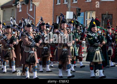 Toronto, Canada. 28 Oct, 2014. Marching Band prend part aux funérailles du Caporal Nathan Cirillo à Hamilton, Canada, le 28 octobre 2014. Le Caporal Nathan Cirillo, âgé de 24 ans, réserviste, a reçu, mardi, dans sa ville natale de Hamilton, Ontario, un salon funéraire provincial régimentaire pour la première mise en place d'heures de service soldat canadien à être tués sur le sol canadien par un acte de terrorisme international. Credit : Zou Zheng/Xinhua/Alamy Live News Banque D'Images