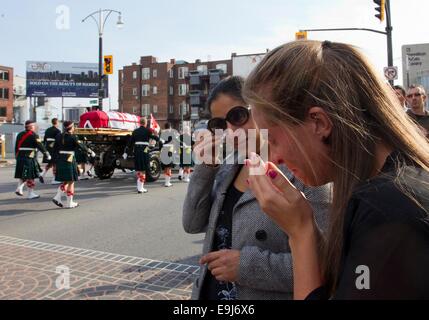 Toronto, Canada. 28 Oct, 2014. Les gens paient leurs aspects pendant la procession funèbre du Caporal Nathan Cirillo à Hamilton, Canada, le 28 octobre 2014. Le Caporal Nathan Cirillo, âgé de 24 ans, réserviste, a reçu, mardi, dans sa ville natale de Hamilton, Ontario, un salon funéraire provincial régimentaire pour la première mise en place d'heures de service soldat canadien à être tués sur le sol canadien par un acte de terrorisme international. Credit : Zou Zheng/Xinhua/Alamy Live News Banque D'Images