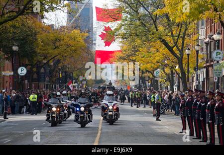 Toronto, Canada. 28 Oct, 2014. Le cercueil du Caporal Nathan Cirillo chefs dans l'Église du Christ au cours de sa cathédrale procession funéraire à Hamilton, Canada, le 28 octobre 2014. Le Caporal Nathan Cirillo, âgé de 24 ans, réserviste, a reçu, mardi, dans sa ville natale de Hamilton, Ontario, un salon funéraire provincial régimentaire pour la première mise en place d'heures de service soldat canadien à être tués sur le sol canadien par un acte de terrorisme international. Credit : Zou Zheng/Xinhua/Alamy Live News Banque D'Images