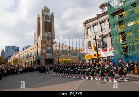 Toronto, Canada. 28 Oct, 2014. Mars soldats pendant le cortège funèbre du Caporal Nathan Cirillo à Hamilton, Canada, le 28 octobre 2014. Le Caporal Nathan Cirillo, âgé de 24 ans, réserviste, a reçu, mardi, dans sa ville natale de Hamilton, Ontario, un salon funéraire provincial régimentaire pour la première mise en place d'heures de service soldat canadien à être tués sur le sol canadien par un acte de terrorisme international. Credit : Zou Zheng/Xinhua/Alamy Live News Banque D'Images