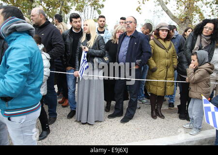 Thessaloniki, Grèce, 28 octobre, 2014. La Grèce a marqué la fête nationale de l'OHI 'Jour' (Pas de jour) avec des défilés organisés à l'échelle nationale pour commémorer le pays refuse de côté avec puis l'Allemagne nazie et l'Italie fasciste durant la Seconde Guerre mondiale le 28 octobre, 1940. Credit : Orhan Tsolak /Alamy Live News Banque D'Images