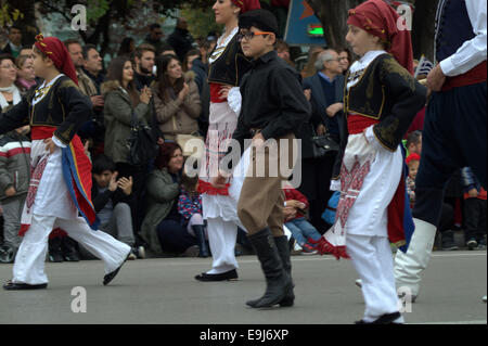 Thessalonique, Grèce. 28 octobre, 2014. La Grèce a marqué la fête nationale de l'OHI 'Jour' (Pas de jour) avec des défilés organisés à l'échelle nationale pour commémorer le pays refuse de côté avec puis l'Allemagne nazie et l'Italie fasciste durant la Seconde Guerre mondiale le 28 octobre, 1940. Credit : Orhan Tsolak /Alamy Live News Banque D'Images