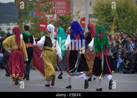 Thessalonique, Grèce. 28 octobre, 2014. La Grèce a marqué la fête nationale de l'OHI 'Jour' (Pas de jour) avec des défilés organisés à l'échelle nationale pour commémorer le pays refuse de côté avec puis l'Allemagne nazie et l'Italie fasciste durant la Seconde Guerre mondiale le 28 octobre, 1940. Credit : Orhan Tsolak /Alamy Live News Banque D'Images