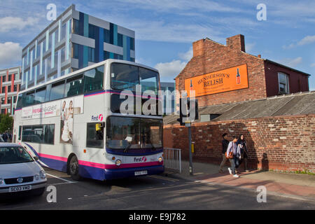 Un bus à l'extérieur de l'original de l'usine de relish Henderson Sheffield South Yorkshire Angleterre UK Banque D'Images