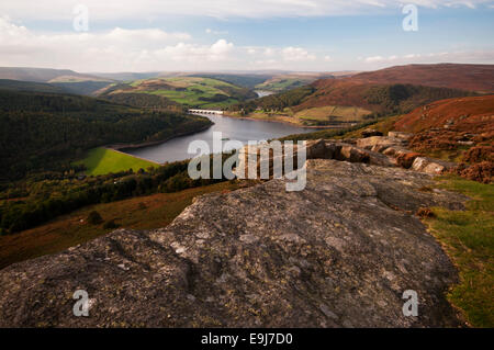 La vue de Bamford bord dans le parc national de Peak District, avec Ladybower Reservoir dans la vallée de la Derwent, ci-dessous. Banque D'Images