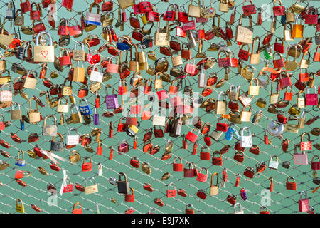 De nombreux verrous coloré accroché sur le pont comme un signe de l'amour éternel de la dévotion et la loyauté des amoureux Banque D'Images