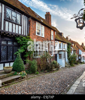 Une rangée de belles maisons anciennes dans une rue pavée à Rye, East Sussex Banque D'Images