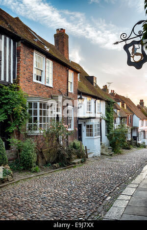 Une rangée de belles maisons anciennes dans une rue pavée à Rye, East Sussex Banque D'Images