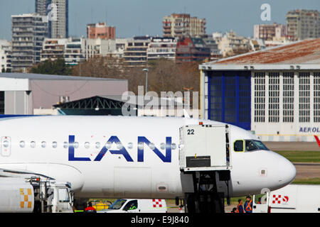 'Lan' 'avion garé dans l'aéroport Jorge Newbery" (Aeroparque) avec la ville en arrière-plan. Buenos Aires, Argentine. Banque D'Images