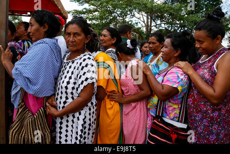 La Guajira, en Colombie. 28 Oct, 2014. Habitants à attendre en ligne pour recevoir de l'aide humanitaire dans la région de La Guajira, Colombie, le 28 octobre, 2014. L'unité nationale pour la gestion des risques de catastrophes a commencé à se préparer pour la prochaine période de sécheresse. Credit : Mauricio Alvarado/COLPRENSA/Xinhua/Alamy Live News Banque D'Images