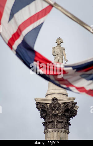 La colonne Nelson à Trafalgar Square avec British Union Flag. Londres, Royaume-Uni. Banque D'Images