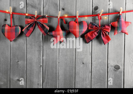 Christmas ornament hanging tissu sur fond de bois Banque D'Images