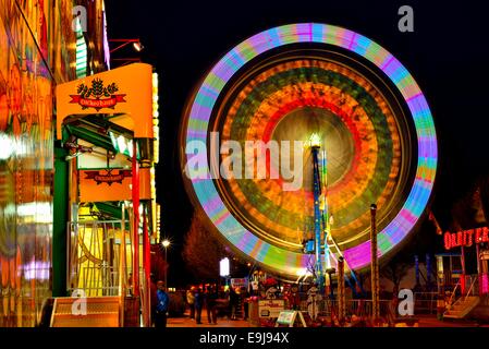 Grande roue de couleur vive sur une belle nuit d'été. Banque D'Images