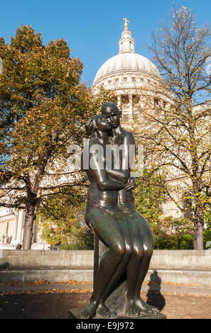 Sites touristiques de Londres et de la culture : vue de la statue "jeunes amoureux" par l'artiste Georg Ehrlich en dehors de la Cathédrale St Paul, à Londres lors d'une journée ensoleillée à l'automne Banque D'Images